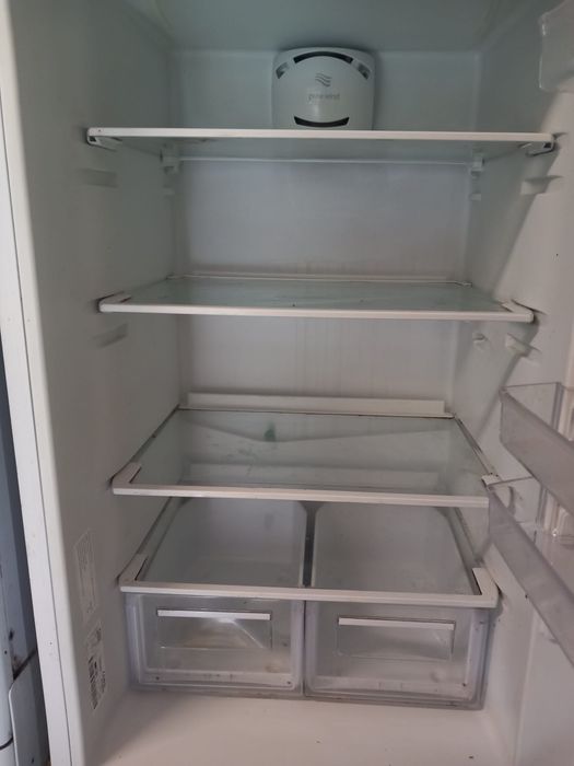 Frigorifico Ariston Hotpoint com 10 anos e em excelente estado de conservação.