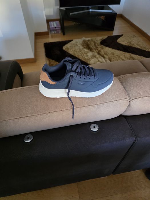 Sapatilhas  Skechers  nunca usadas
Tamanho 42