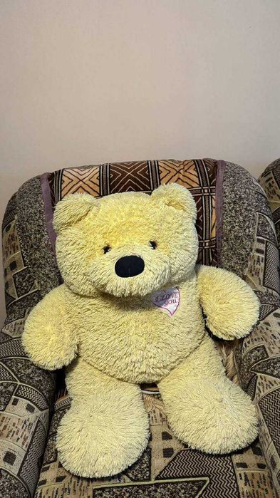 Большой мягкий медведь желтого цвета