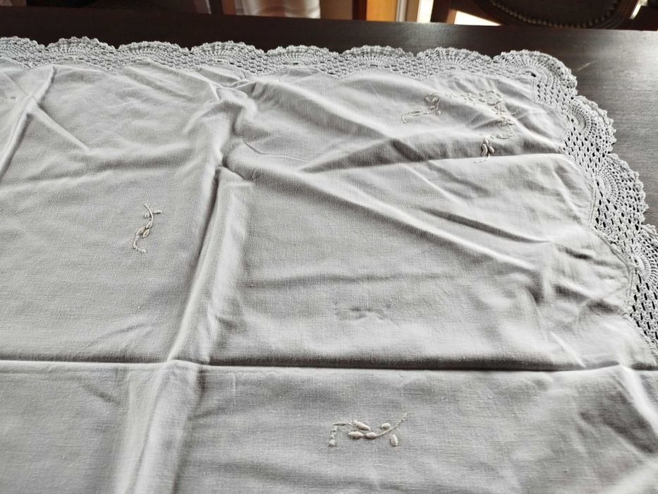 Toalha de mesa quadrada em linho com renda