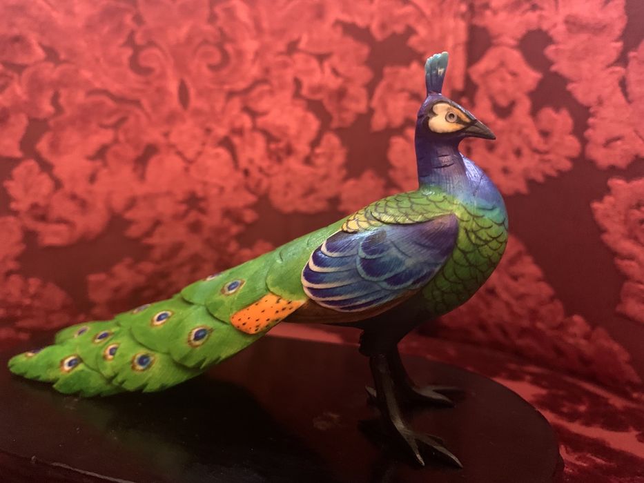 Pavão real em material nobre/okimono pintado