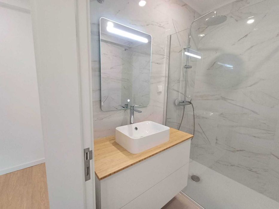 Apartamento T3 Remodelado – Duas Frentes, Suite e Varandas – Benfica