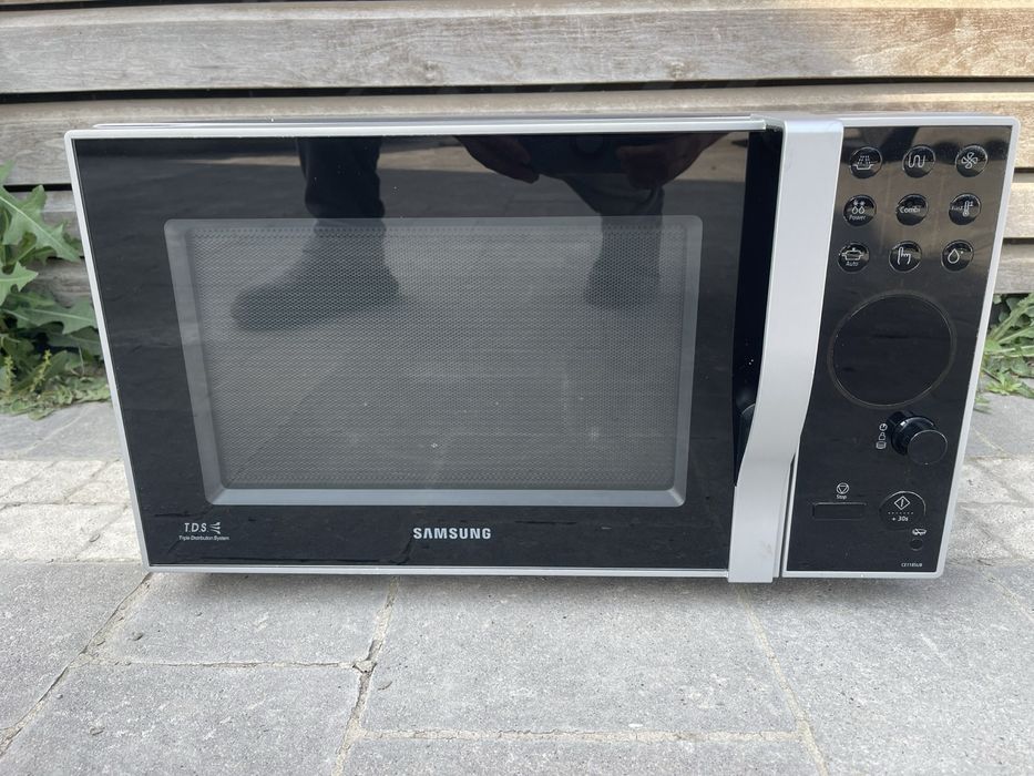 Мікрохвильова піч Samsung CE1185UB.