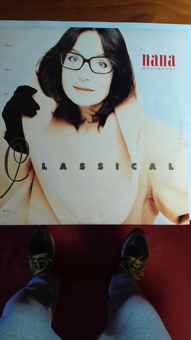 Singles e L.Pês  de vários artistas portugueses e estrangeiros