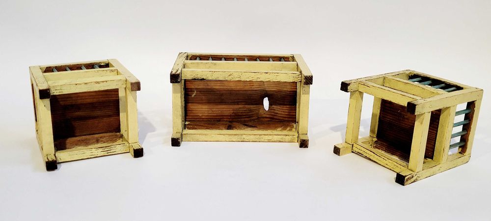 Zabytkowy zestaw drewnianych mebli dla lalek.