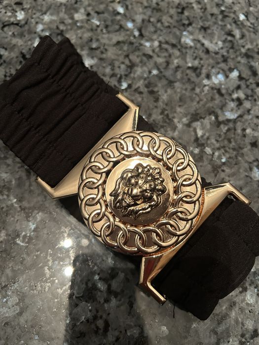 Pasek na gumie z piekną klamrą z lwem