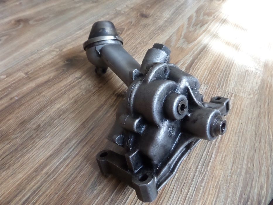 Насос масляный на Мерседес Бус 310