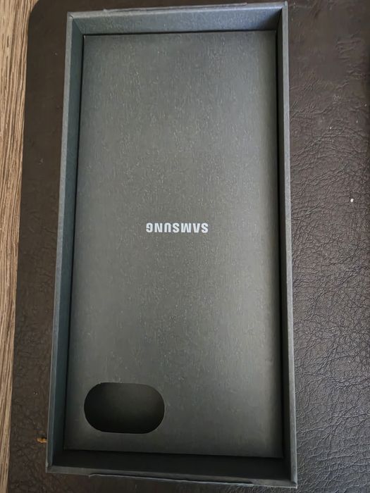 Samsung Galaxy Z Flip8 5G, com 12GB de RAM e 256GB de armazenamento. 

/256GB