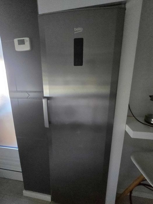Congelador Vertical Beko Inox - Ecrã Digital