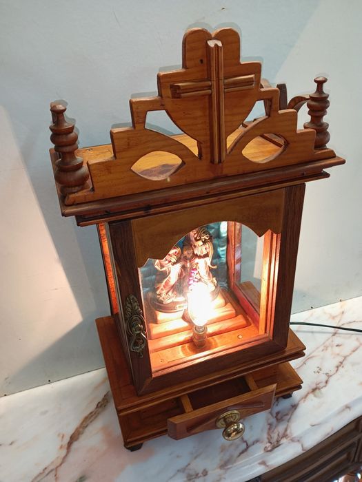 Belíssimo oratório feito artesanalmente em madeira castanho com imagem