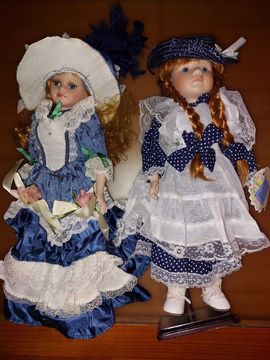 2 bonecas de porcelana com suporte