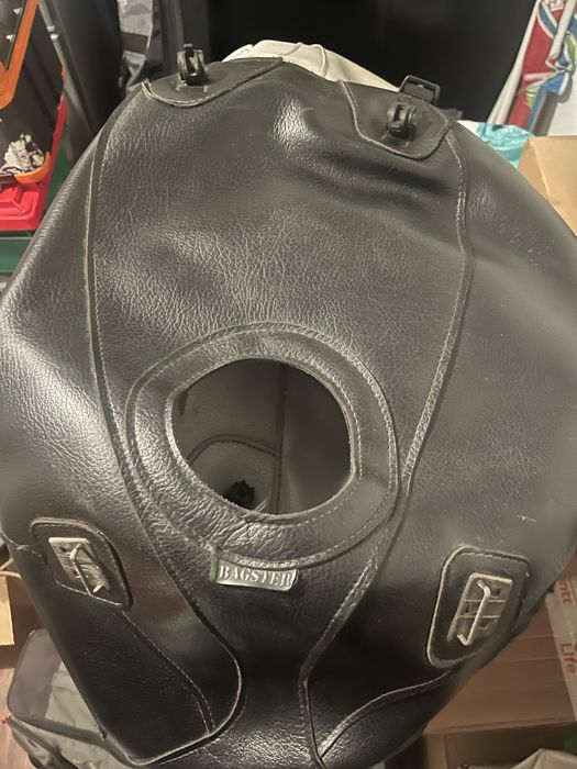 Vendo capa deposito baster preto para Yamaha R1 de 98 a 2002