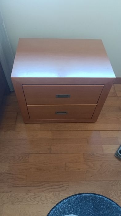Quarto solteiro com cama dupla e mesa cab
