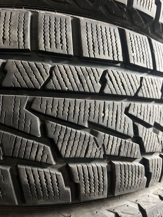 Шини зимові 215/55 R17