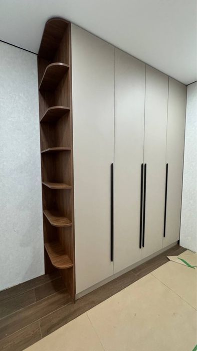 Розпашна сучасна шафа