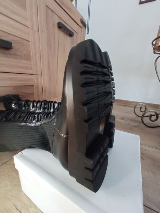 Sznurowane kozaki damskie w rozmiarach 36 i 38.