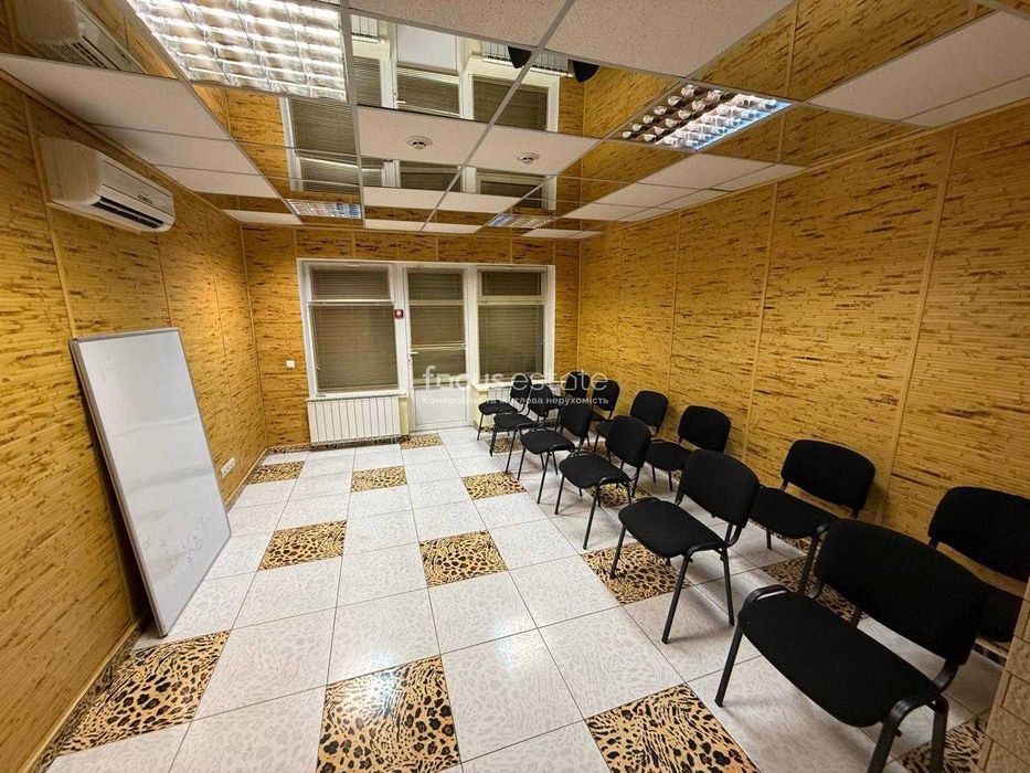 Без%. Фасад. Два входи. Офіс 220м2. Оболонь. Оболонська Набережна 15