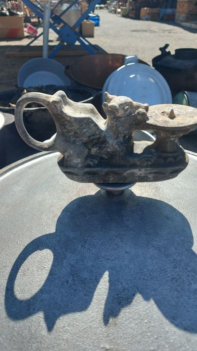 Продам подсвечник грифон