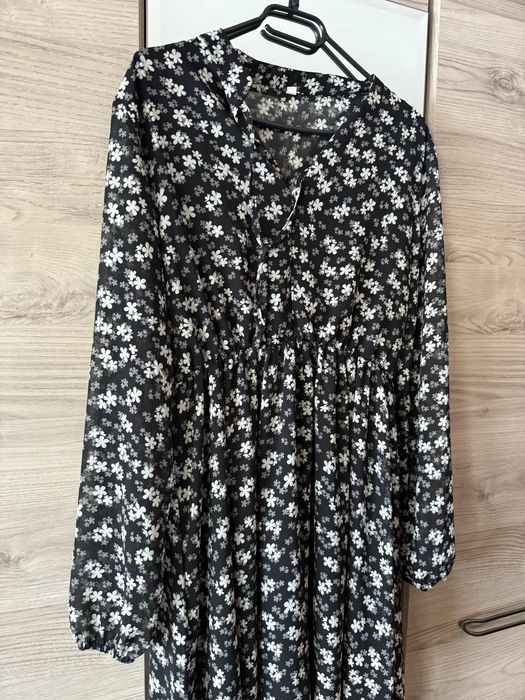 Długa czarna sukienka z białe kwiaty z długim rękawem maxi m 38