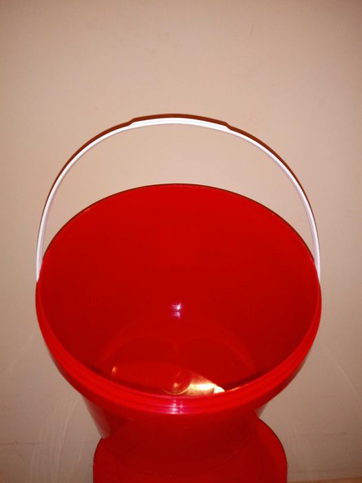 Wiaderka plastikowe 10l czyste umyte wraz z deklem