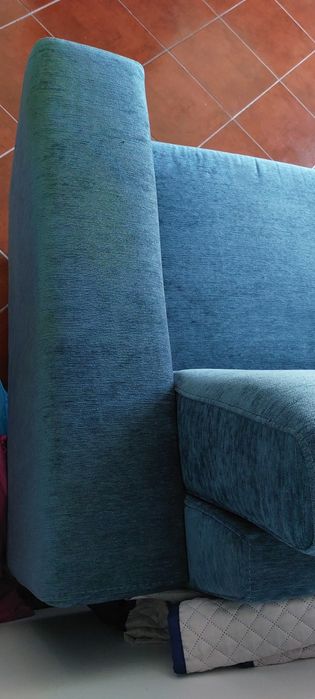 Sofá com almofadas e Puf