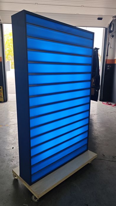 Móvel expositor com iluminação