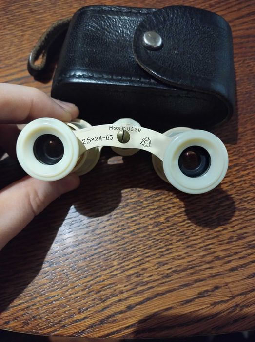 Бинокль- театральный.
