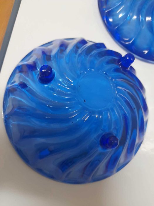Bomboniere vintage em vidro prensado azul cobalto