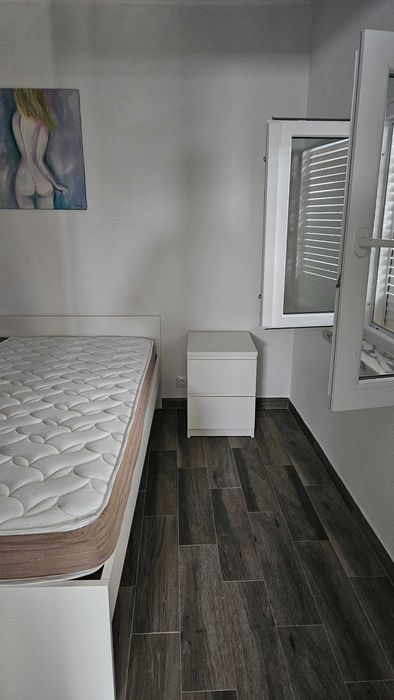 Apartamento com quarto, wc, sala e cozinha. Disponivel em OUTUBRO