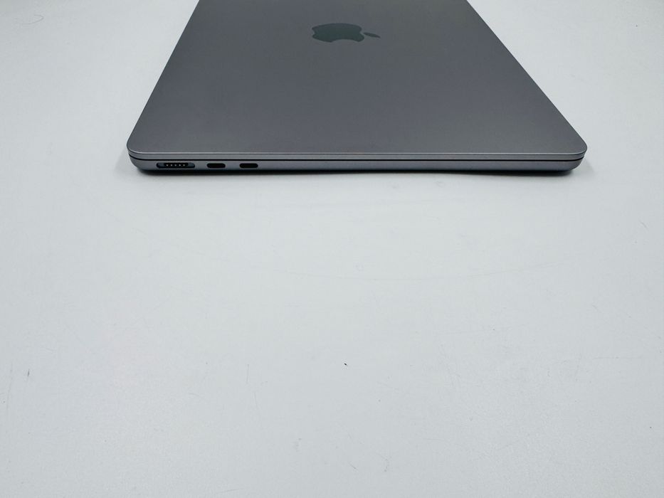 Ідеал Apple MacBook Air 13.6 M2 2022 8GB RAM 256GB SSD Space Gray IL7349