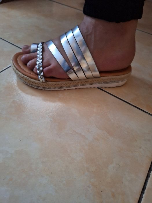 Sprzedam damskie sandaly