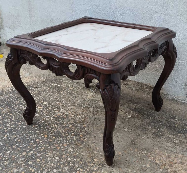 Mesa Antiga com Tampo em Mármore