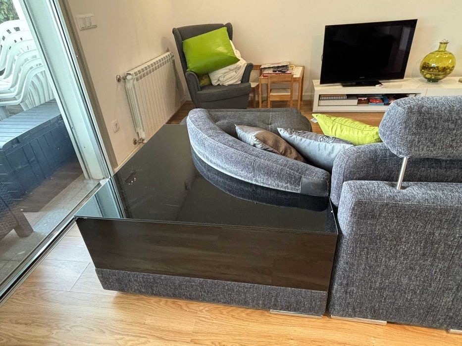 Sofá com chaise longue Cinza escuro com mesa de supporte