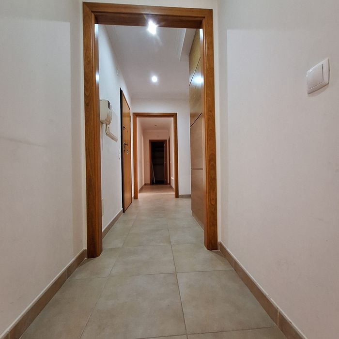 Apartamento T-2 +1,predio com elevador, piscina, zoma churrasco, park