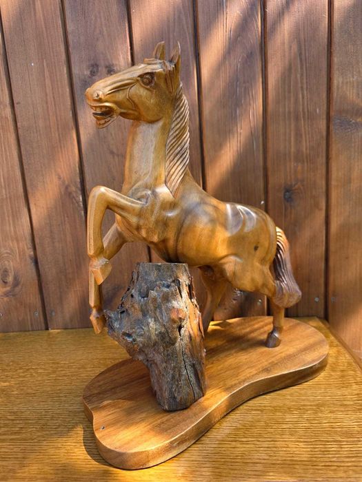 Drewniany koń rzeźbiony figura dekoracyjna na podstawie 45 cm #620 Stylowy Węgrów