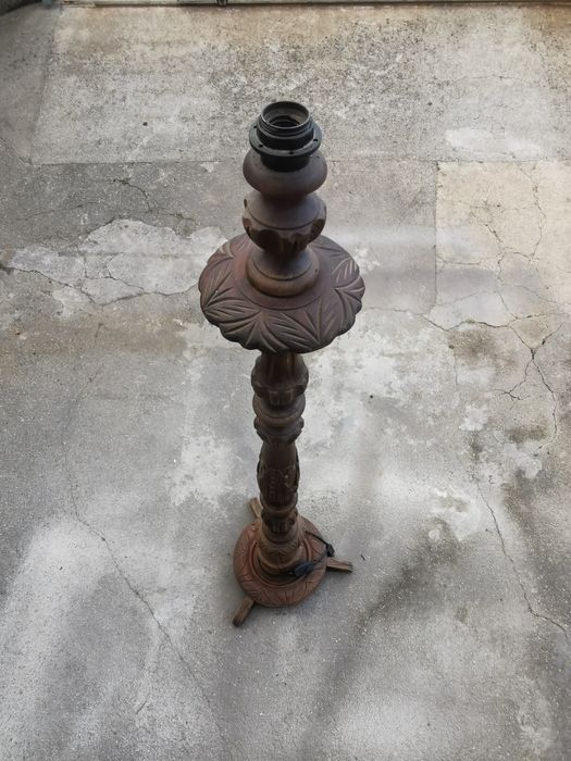 Candeeiro de pé alto rústico