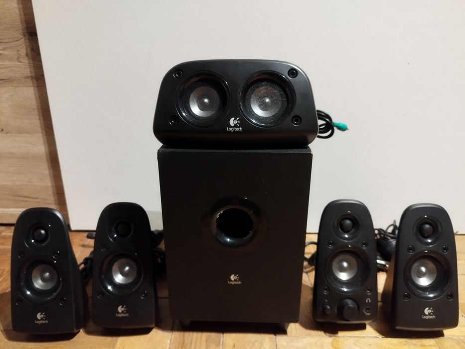 Monitor da Hp e caixa de computador longitech64284327483906123