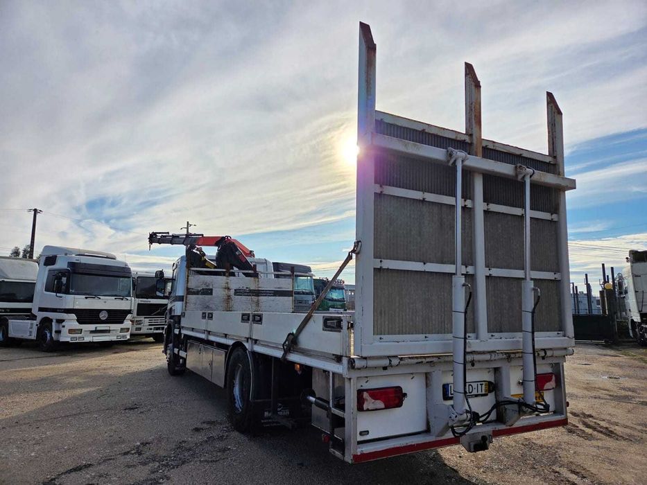 SCANIA P230 com GRUA HIAB