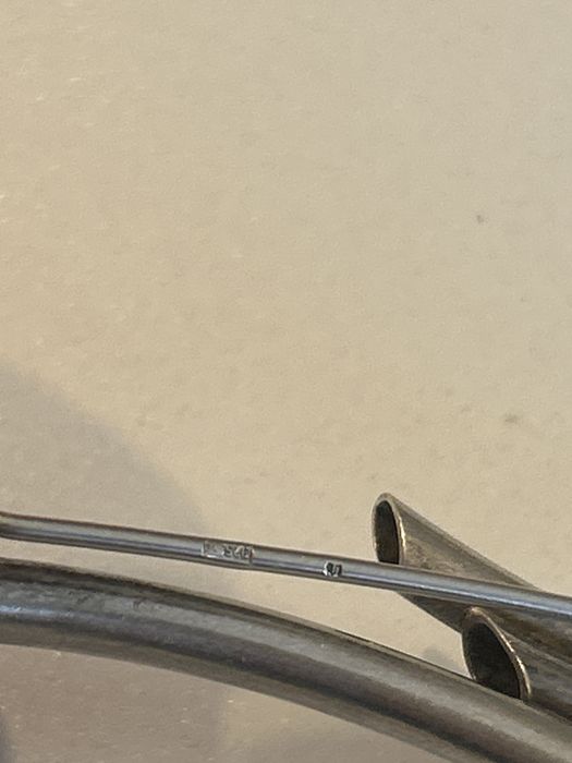 Srebrna broszka z oznaczeniami