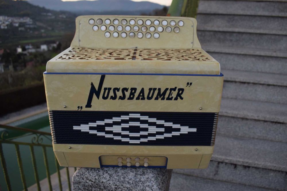 Concertina Nusbaummer 4 voz. Fa La Re