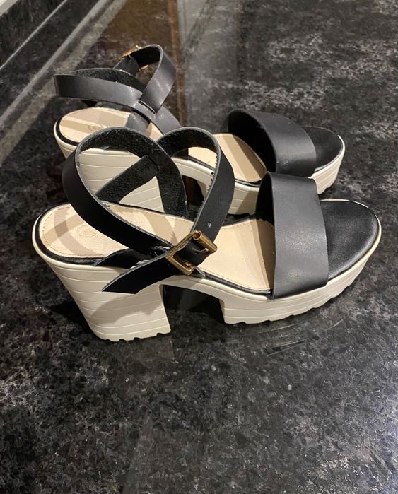 Sandálias como novas