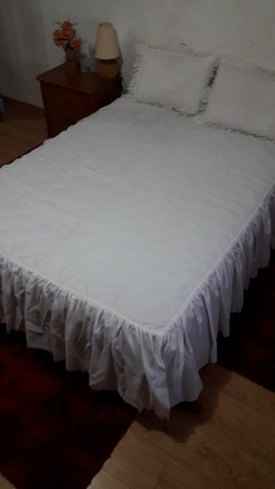 White bedspread with ruffles64739326282498127