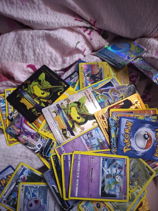 Karty z pudełkiem POKEMON