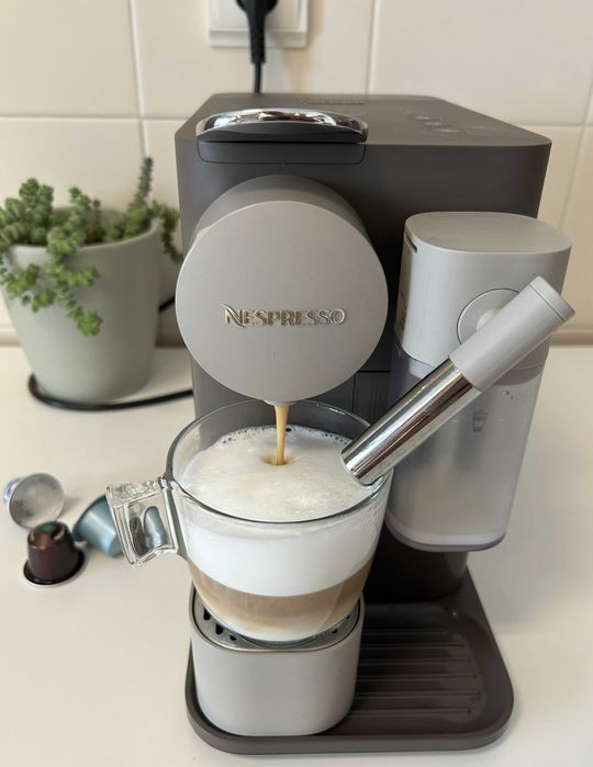 Máquina Café NESPRESSO Delonghi Lattissima ONE