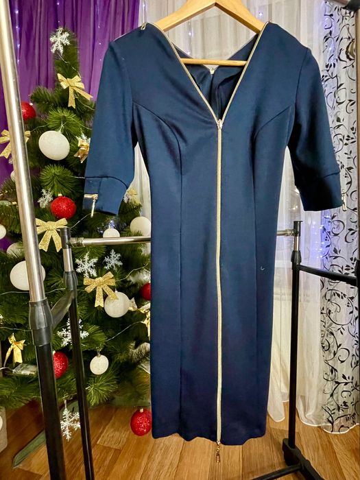 Облегающее платье на замочках