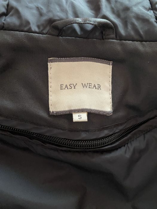 Parka preta impermeável com capuz