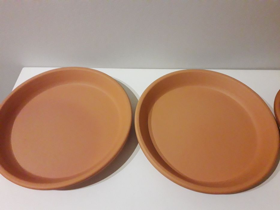 Pratos de barro novos