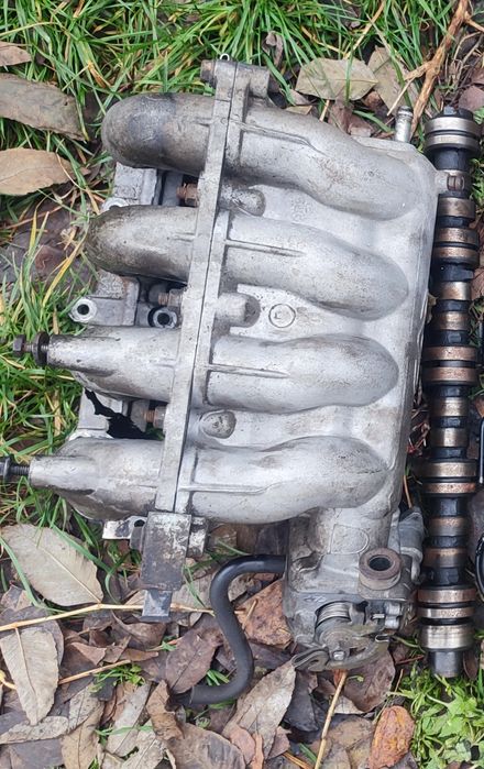 Впускной коллектор Амулет astra h ford, focus c-max 1,8 бензин renault