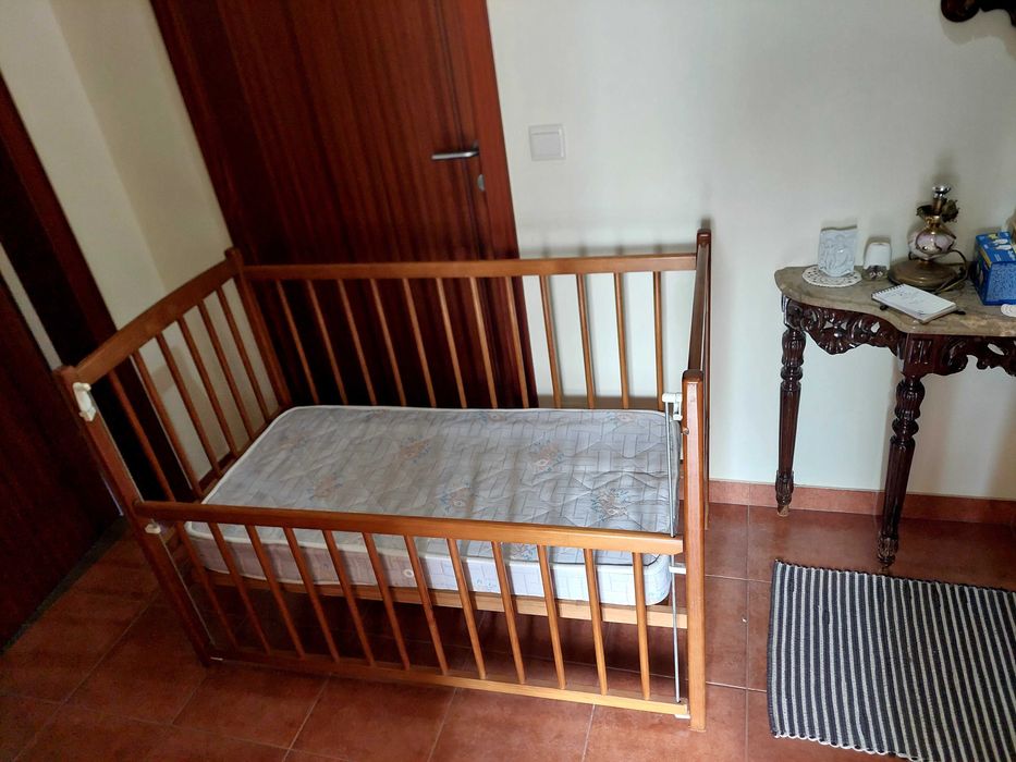 Cama de bebé em madeira como nova