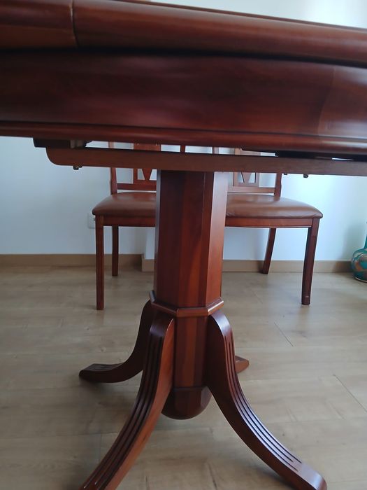 Mesa de sala extensível com 4 cadeiras de cerejeira